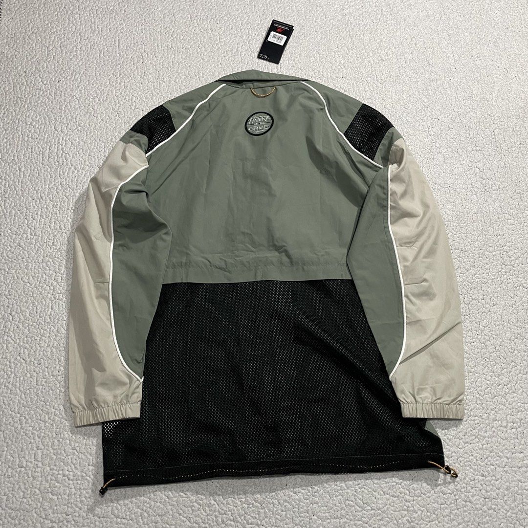 New Balance KL2 Windbreaker (Category: Coats, Jackets and Outerwear) located in Cavite. Submitted by holeeb (Listing ID 1456004146, Image 2). Description: N/ew B/alance KL2 Nature of the Game Large on tag Dimes: 25.5x32.5 Color rate: 10/10 Condition: 10/10 as new condition🔥 -with hangtags -water resistant -adjustable hem for snug fit + sf (shipping fee depends on size of pouch and location) Issue: none (swipe for more pictures) vary due to light