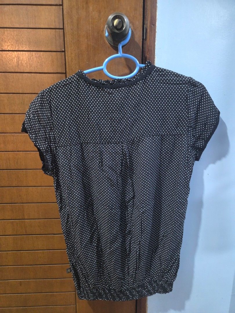 No Apologies Black Polka Dot Cap Sleeve Blouse Top (Category: Blouses) located in Quezon City. Submitted by chennister (Listing ID 1455991710, Image 3). Description: ​Brand: No Apologies ​Size: US L / UK XL / PH XL ​Features: Elastic cinched hem, cap sleeves, ruffled round neckline with front tie detail ​Color: Black with white polka dots ​Condition: Pre-loved, good condition with no stains or tears #NoApologies #PolkaDotBlouse #CasualTop #Office