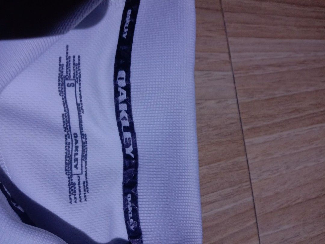 Oakley polo, fit sa medium, small on tag. (Category: Tshirts & Polo Shirts ) located in Talavera. Submitted by hell_thrift (Listing ID 1455979349, Image 2). Description: .