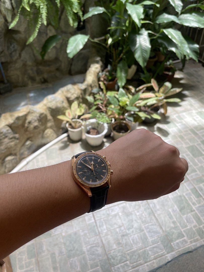 Omega Speedmaster broadarrow Rose Gold Watch (Category: Luxury Watches) located in Antipolo. Submitted by wilcoxx (Listing ID 1455942925, Image 2). Description: Omega Speedmaster broadarrow rosegold Comes with authenticity card and box Omega leather strap with buckle Delugs green rubber strap included 880k.