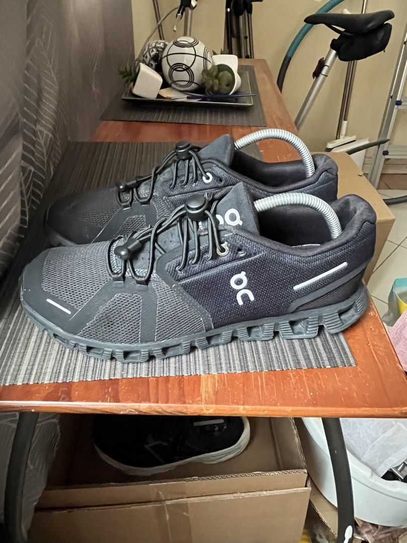 ON Cloud Running (Category: Sneakers) located in Las Pinas. Submitted by deepsouthe (Listing ID 1455910030, Image 2). Description: On Cloud Running M9.5, 9uk, 43eu, 27.5cm VG condition Legit Php3,500 plus cash Las Pinas area.