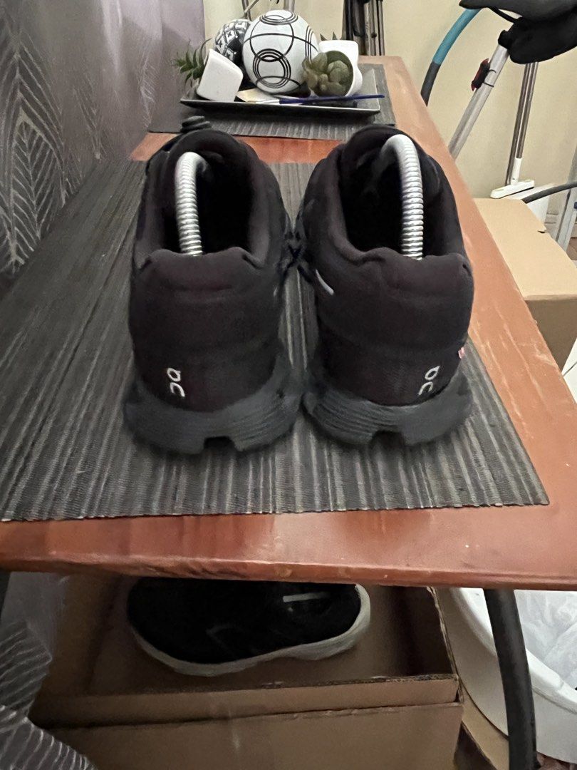 ON Cloud Running (Category: Sneakers) located in Las Pinas. Submitted by deepsouthe (Listing ID 1455910030, Image 3). Description: On Cloud Running M9.5, 9uk, 43eu, 27.5cm VG condition Legit Php3,500 plus cash Las Pinas area.