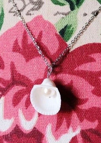 Pearly Seashell Necklace (Category: Necklaces) located in Manila. Submitted by faiirytale (Listing ID 1456019440, Image 2). Description: ♡ . seashell and pearl necklace ₱111.