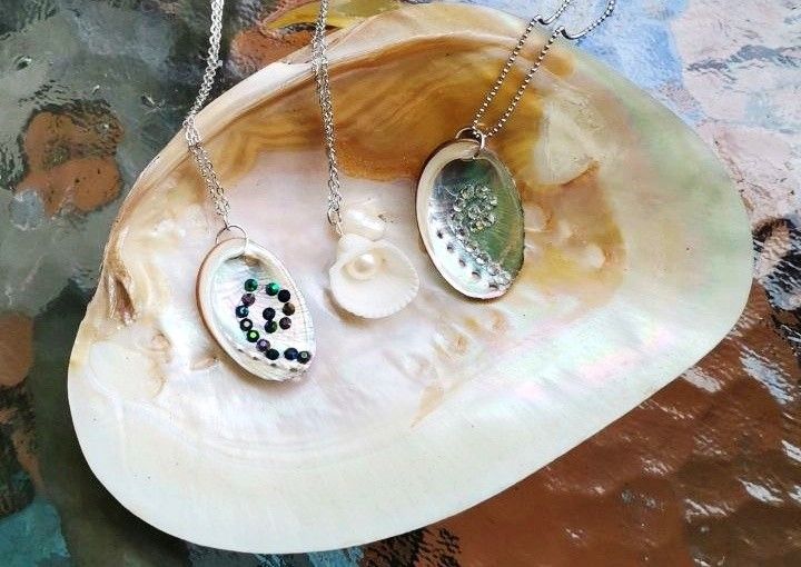 Pearly Seashell Necklace (Category: Necklaces) located in Manila. Submitted by faiirytale (Listing ID 1456019440, Image 3). Description: ♡ . seashell and pearl necklace ₱111.