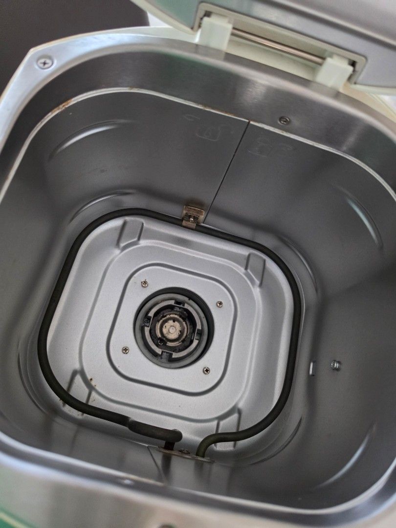 Philips bread maker (Category: Breadmakers) located in Singapore. Submitted by viva_4_life (Listing ID 1455935897, Image 3). Description: Philips brand bread maker. local pin plug.
