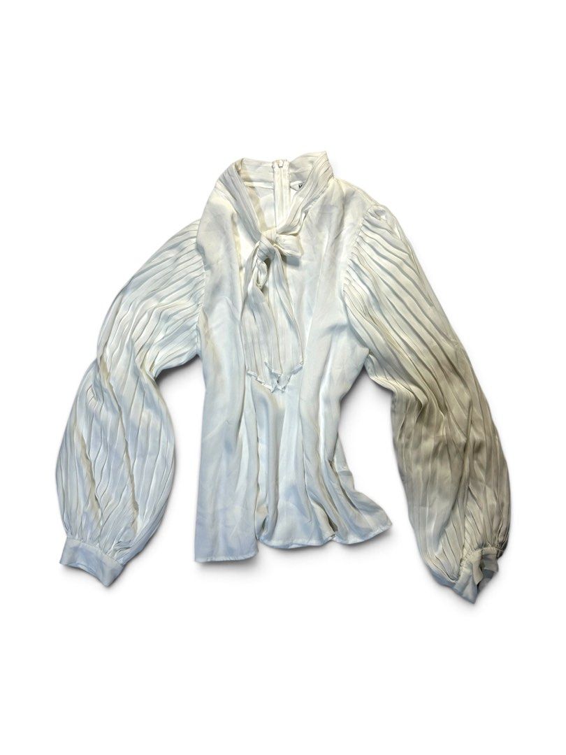 Pleated Korean Angelic Longsleeve Top (Category: Longsleeves) located in Marikina City. Submitted by wearablearttt (Listing ID 1456029994, Image 3). Description: MEASUREMENTS (inch, laid flat) length 22 width 19 📩🤍.