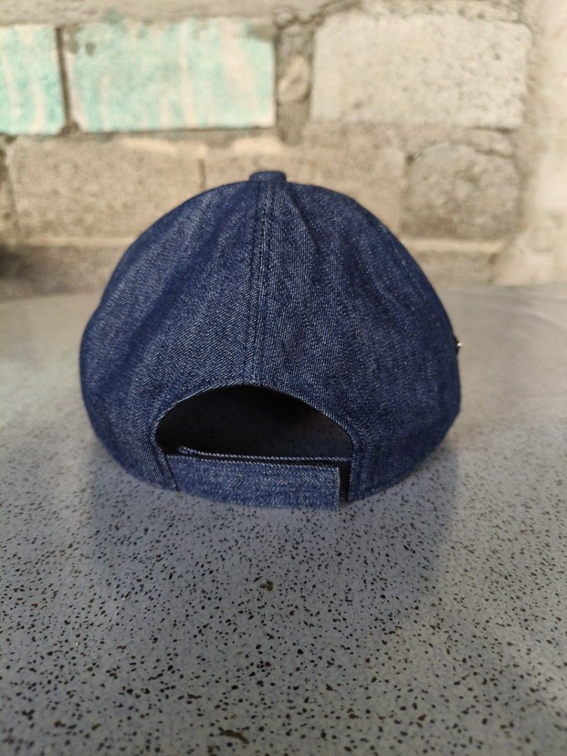 PRADA RE-NYLON BASEBALL CAP (Category: Caps & Hats) located in La Carlota. Submitted by a_leam_art (Listing ID 1455946075, Image 3). Description: SIZE: MEDIUM CONDITION: EXCELLENT ISSUES: --- COLOR RATE: 10/10.