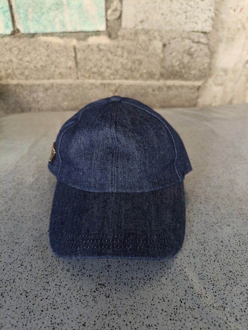 PRADA RE-NYLON BASEBALL CAP (Category: Caps & Hats) located in La Carlota. Submitted by a_leam_art (Listing ID 1455946075, Image 2). Description: SIZE: MEDIUM CONDITION: EXCELLENT ISSUES: --- COLOR RATE: 10/10.
