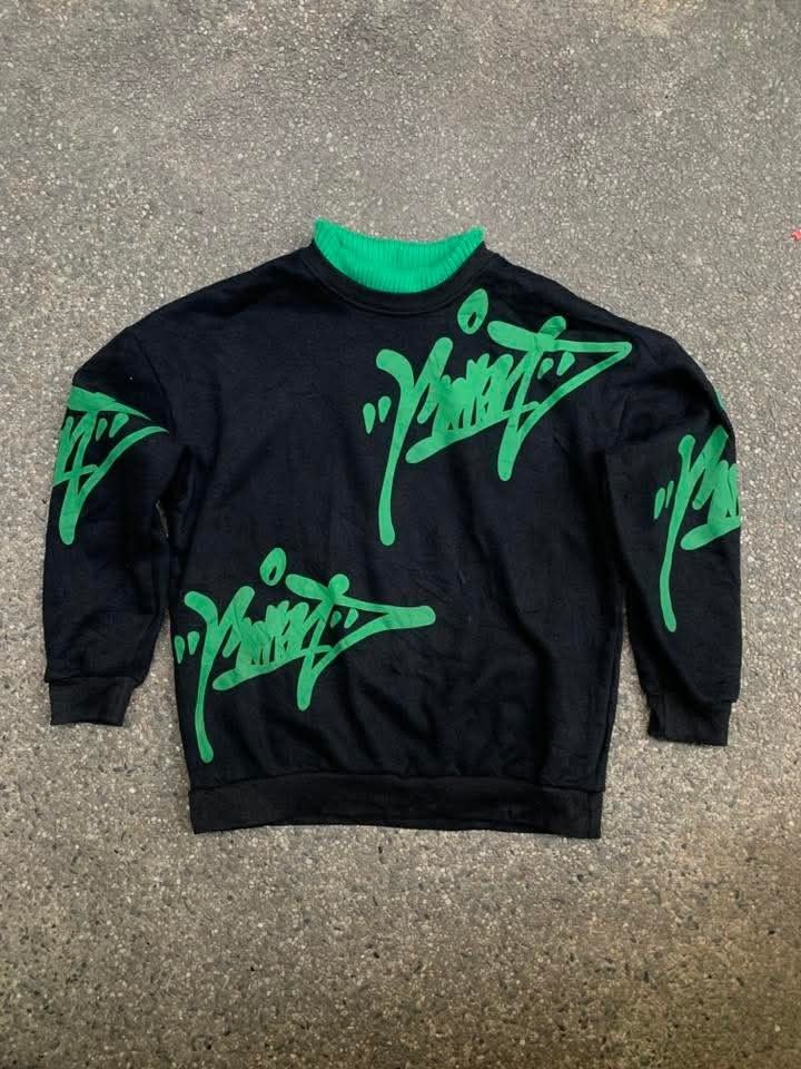 Ro Zun Design Vogue Graffiti Sweater (Category: Coats, Jackets and Outerwear) located in Muntinlupa City. Submitted by archivesbynico (Listing ID 1456015664, Image 1). Description: 27.5 x 25 personal fav long ribbed mock neckline can send more pics, just dm !.