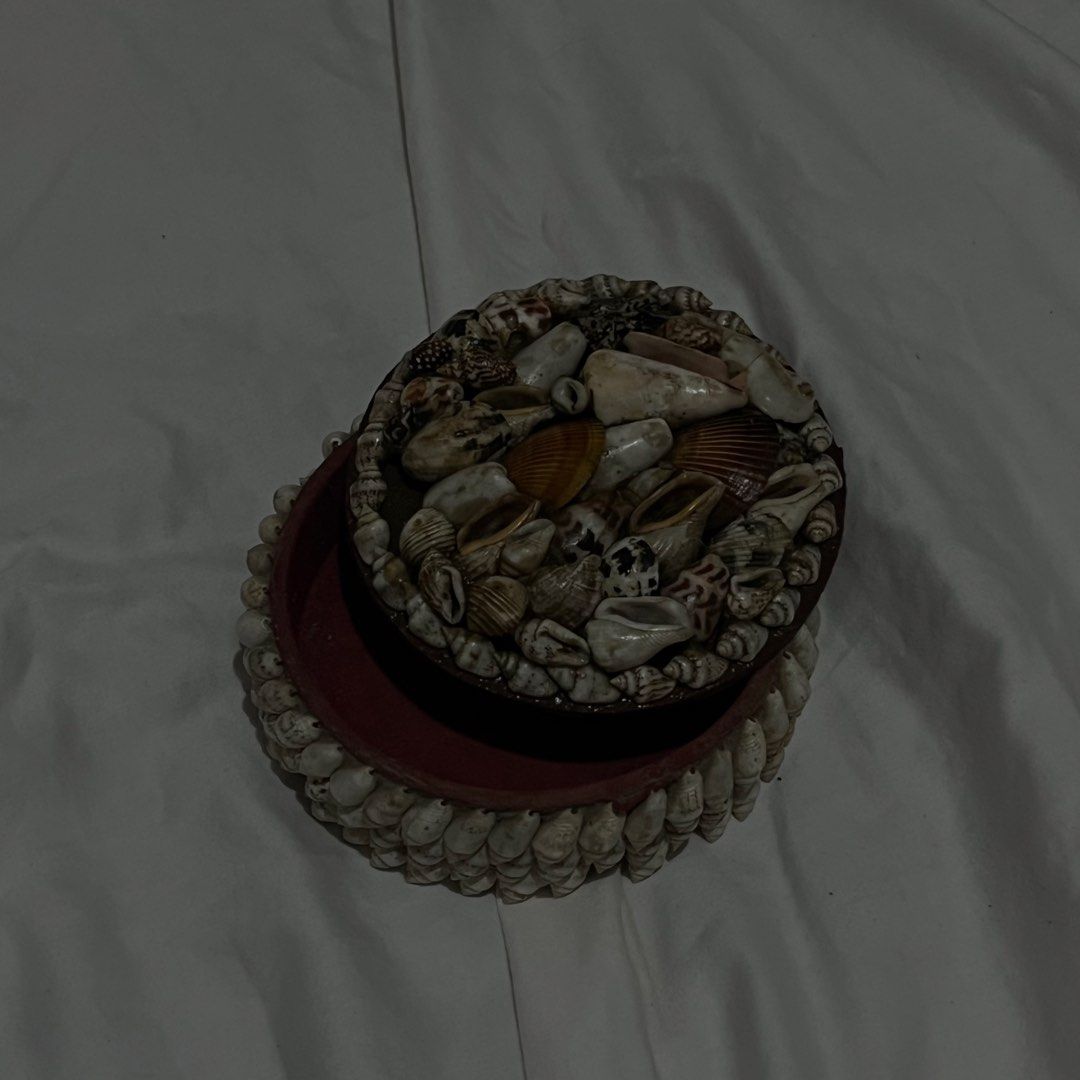 Seashell Decorated Trinket Box with Lid (Category: Storage Boxes & Baskets) located in Bayambang. Submitted by dumpieplings_ (Listing ID 1456015754, Image 2). Description: - Round decorative box covered in small seashells - Lid also adorned with a variety of shells - Reddish-brown interior - Ideal for storing small items or as a decorative accent - Brings a coastal vibe to any room rfs: decluttering.