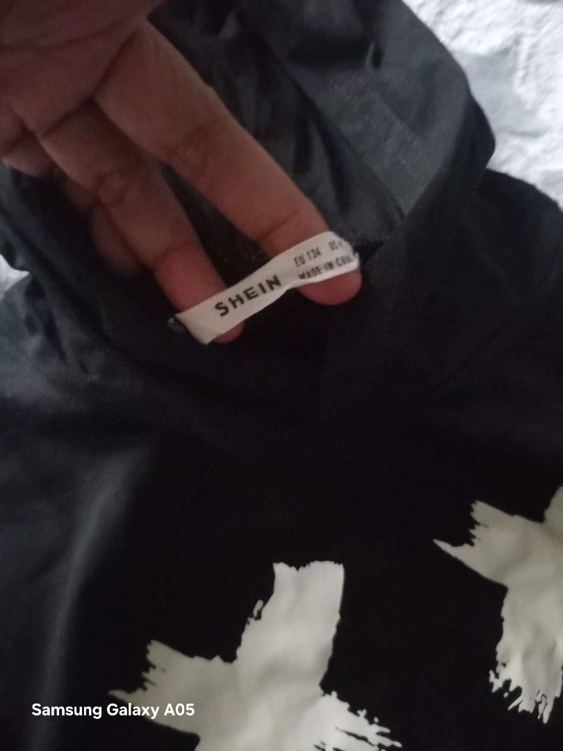 Shein Hoddie shirt (Category: Babies & Kids Fashion) located in Taguig. Submitted by newwavecollection (Listing ID 1455942878, Image 3). Description: my sons preloved 4-7 yrs old kong payat good condition.