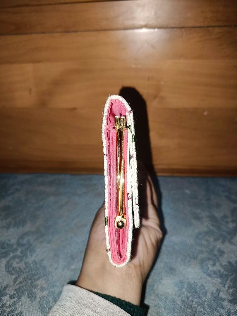 ShiSiedo Long Bifold Wallet (Category: Wallets & Card holders) located in Baguio. Submitted by roselleshiddentreasures13384 (Listing ID 1456050769, Image 3). Description: 🌸Fabric Material 🌸No Major Issue 🌸Looks New 🖼️Check All Photos For Other Details ❌Limit You Expectation The Item Is Preloved ( From Ukay ) ❌No Return No Exchange.