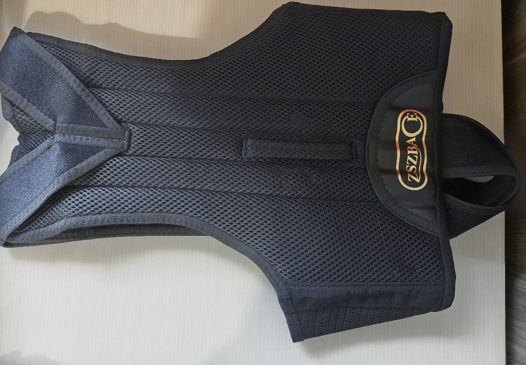 Support back (Category: Braces, Support & Protection) located in Singapore. Submitted by elsiehay (Listing ID 1455959637, Image 2). Description: - Back support brace designed to improve posture. - Features adjustable straps for a customized fit. - Made with breathable mesh material for comfort. - Suitable for daily wear and various activities. - Helps you stand taller and feel more comfortable..