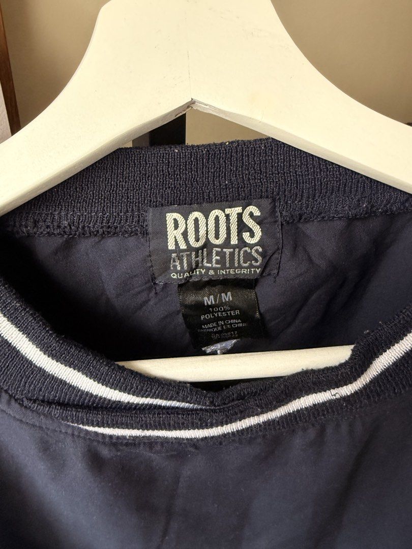 Sweatshirt (Category: Coats, Jackets and Outerwear) located in Manila. Submitted by elis_13 (Listing ID 1456027329, Image 3). Description: Thrifted sweatshirt Size M .