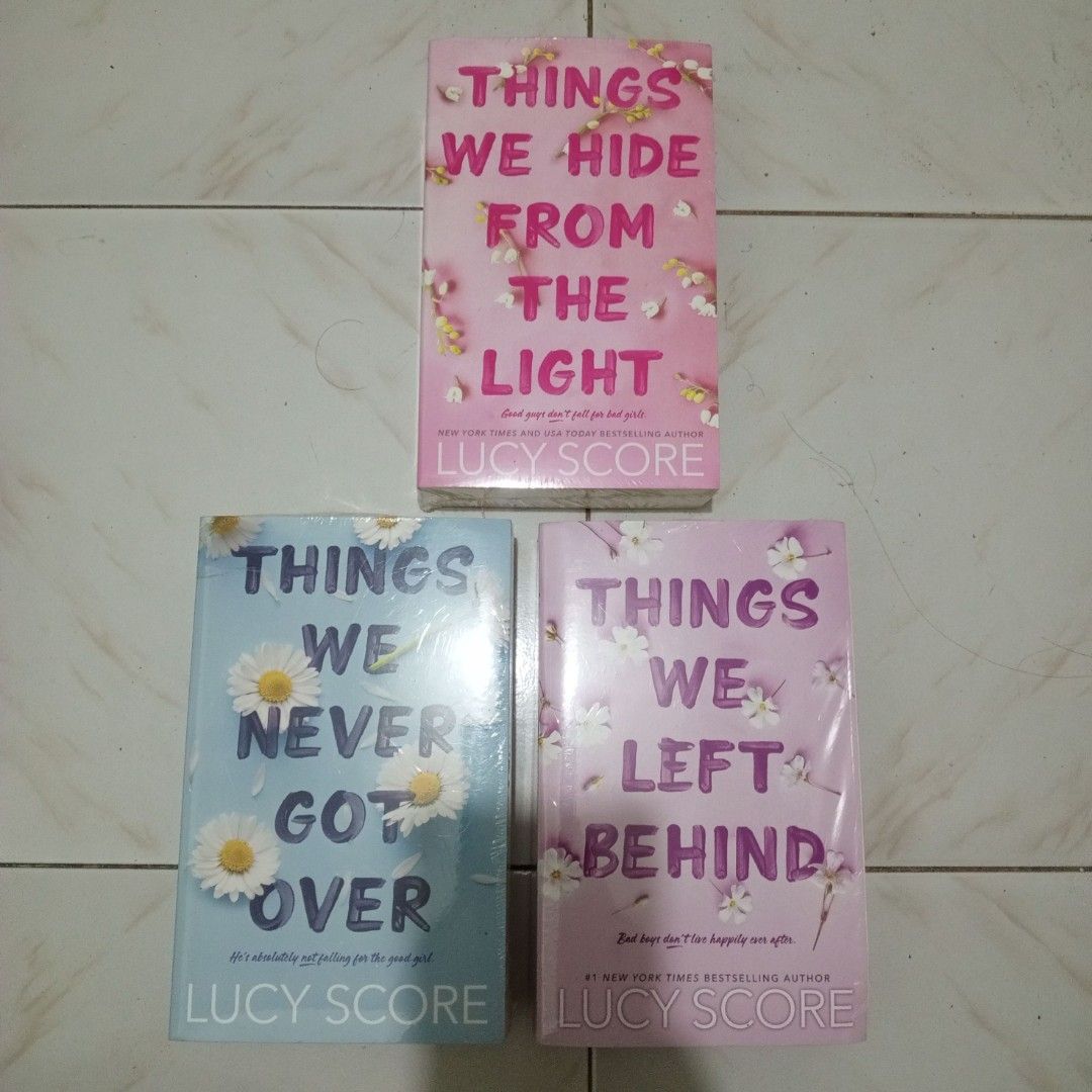 Things We Never Got Over / Things We Hide From The Light / Things We Left Behind by Lucy Score (Category: Storybooks) located in Baliuag. Submitted by ronaldojunior (Listing ID 1455966256, Image 1). Description: 𝐁𝐎𝐎𝐊𝐒 𝐅𝐎𝐑 𝐒𝐀𝐋𝐄 (Set) Knockemout Series by Lucy Score - 1950 > Things We Never Got Over > Things We Hide From The Light > Things We Left Behind 𝐑𝐅𝐒: Decluttering / need space 𝐌𝐎𝐃: Direct J&T / SDD (shipping fee must be sh