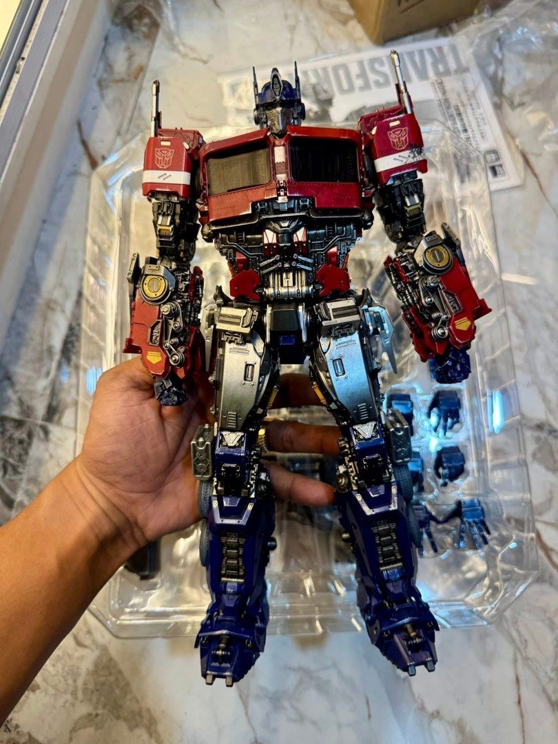 ThreeZero Dlx Optimus Prime (Cybertron Mode) (Category: Figurines & Statues) located in Paranaque City. Submitted by icko007 (Listing ID 1456026400, Image 2). Description: ThreeZero Transformers Optimus Prime (Cybertron Mode) Good As New Chineck Ing Price P12.3k Only Location ParanQue Payment Gcash/Bpi Shipping Lalamove/Lbc.