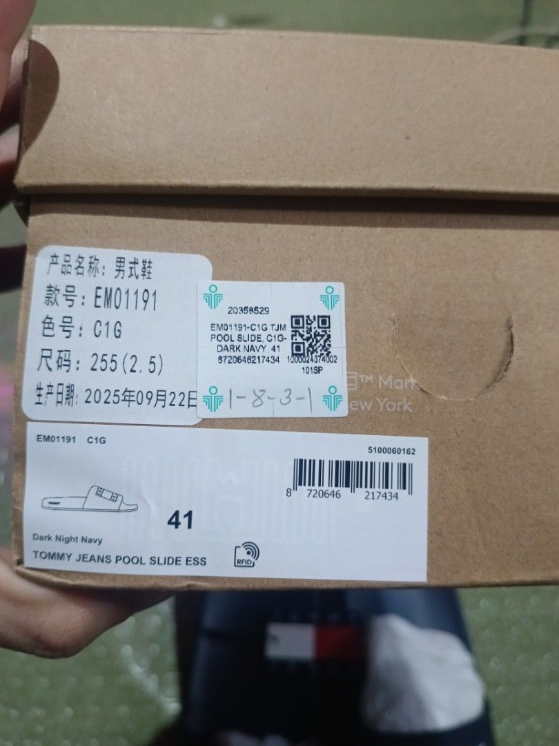 Tommy Jeans Logo Essential Slides (Category: Slippers & Slides) located in Manila. Submitted by boyli13 (Listing ID 1456031889, Image 3). Description: Size 8 US/41 EU/ 26 CM Complete with box papers and insert All p legit Meetup Antipolo or Anonas QC LALAMOVE OR LBC PAYMENT 1ST.