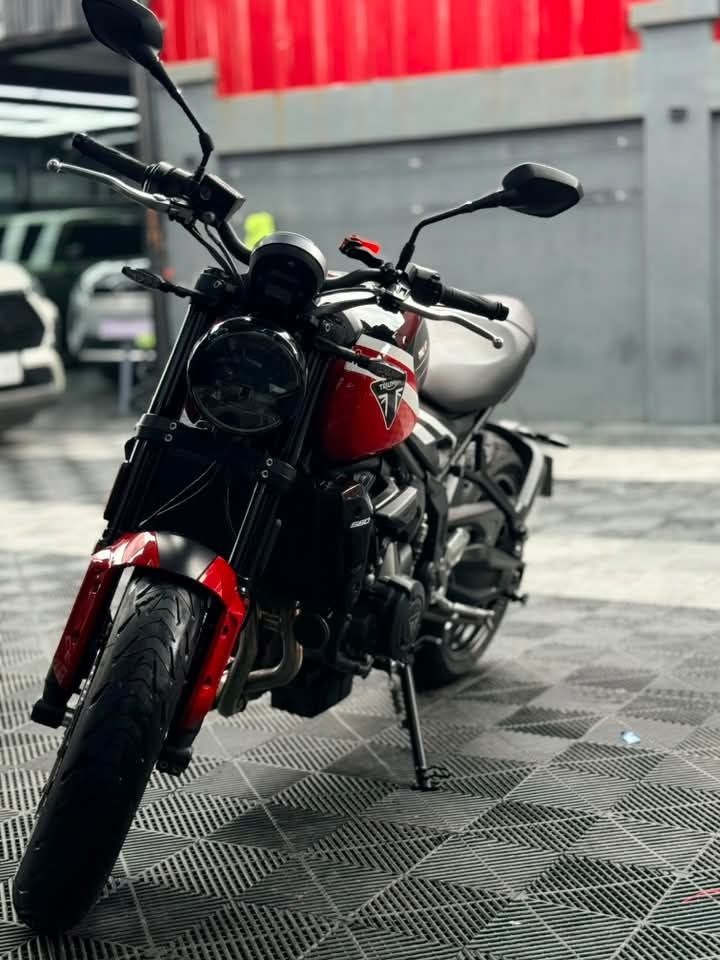Triumph Trident 660 Motorcycle (Category: Motorbikes for Sale) located in Balagtas. Submitted by jaraiyashin-17020 (Listing ID 1456048158, Image 3). Description: ‼️OPEN FOR TRADE IN‼️ 2025 Triumph trident 660 V2 FREE TRANSFER OF OWNERSHIP (Bought straight to casa) Slip & Assist Clutch Triumph Shift Assist Quickshifter (up/down) 3 Riding Modes: Rain / Road / Sport Cornering ABS + Traction Control Cruise Control Full LED lights • Color TFT display 