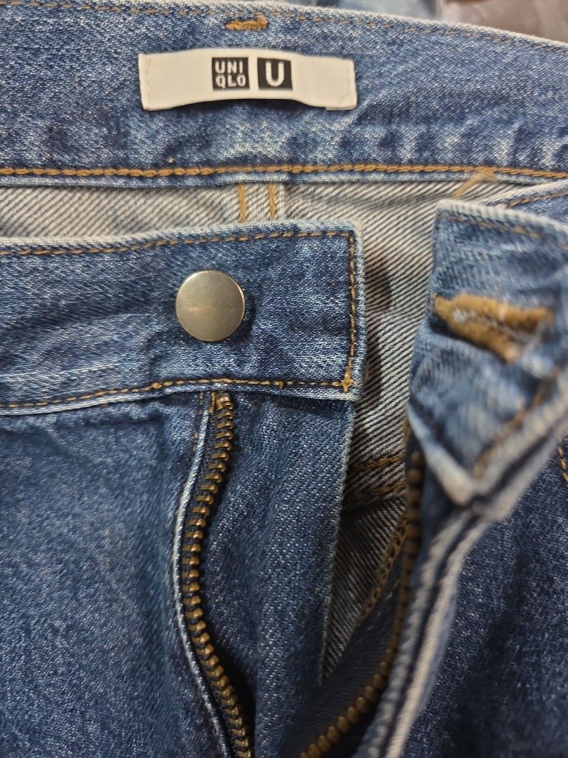 Uniqlo Blue Denim Jeans (Category: Jeans) located in Bulacan. Submitted by declutterwithme4 (Listing ID 1455981518, Image 2). Description: - Classic blue denim jeans - Straight leg fit - Button fly closure - Versatile for everyday wear - Easy to style with any top - Waist: 32 inches, Length: 39 inches.