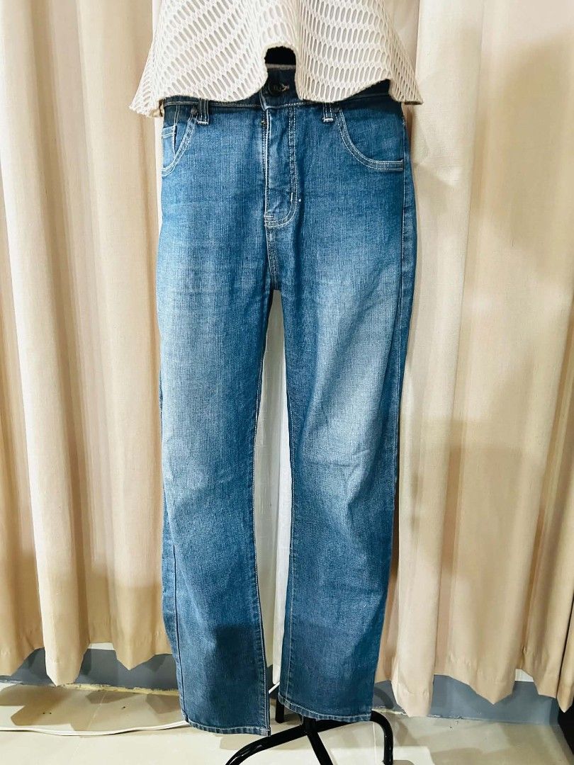 Uniqlo Blue Denim Jeans (Category: Jeans) located in Bulacan. Submitted by declutterwithme4 (Listing ID 1455981518, Image 1). Description: - Classic blue denim jeans - Straight leg fit - Button fly closure - Versatile for everyday wear - Easy to style with any top - Waist: 32 inches, Length: 39 inches.