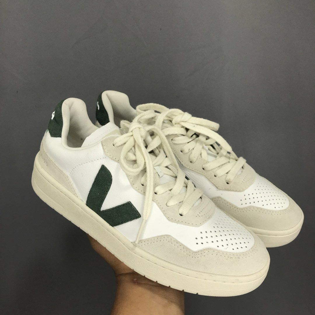 VEJA V-90 LEATHER (Category: Sneakers & Footwear) located in Ozamiz City. Submitted by ClassicDrip (Listing ID 1455958616, Image 1). Description: VEJA V-90 LEATHER 😍 - Authentic / Legit 💯 - 8 US / 39 EU / JP 25 - Can pass as new condition - Pwede sa maselan - Masasabi ko worthy to pag nakuha mo - No heeldrag - No scratches.