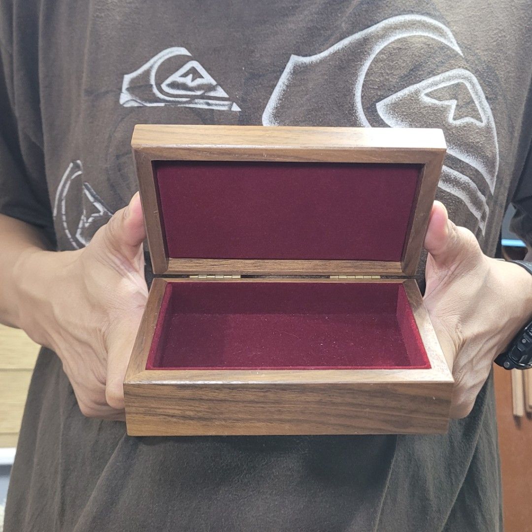 Vintage Carved Solid Wood Jewelry / Keepsake Box! (Category: Storage Boxes & Baskets) located in Pasig City. Submitted by hoa_japan_surplus_32023 (Listing ID 1456030614, Image 1). Description: Length: 6 inches, approx. Width: 4 inches, approx. Height: 2 inches, approx. ❌️NON-COD ✅️ PAYMENT FIRST POLICY ✅️ FIRST TO PAY _____________________________________________ ‼️SHIPPING OPTION‼️ 📌Flash Express, J&T, Gogo Express, Lalamove or Personal Pick-up