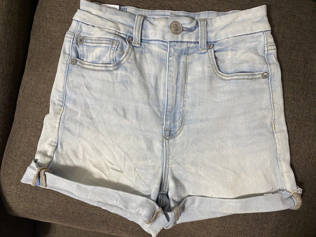Women Short Denim (Category: Shorts) located in Cavite. Submitted by jaydaascollection (Listing ID 1455972508, Image 1). Description: AMERICAN EAGLE DENIM SHORTS 🤍 ✨ Authentic American Eagle Outfitters ✨ Light Wash Denim ✨ High Rise / Cuffed Hem ✨ Super Stretch — comfy to wear! ✨ Classic 5-pocket design ✨ Soft & flattering fit 📏 Actual waist: 25-27 No major flaws noted. Please check all photos for actual condition. 💰 PRICE: ₱180 only! ✨ Slight