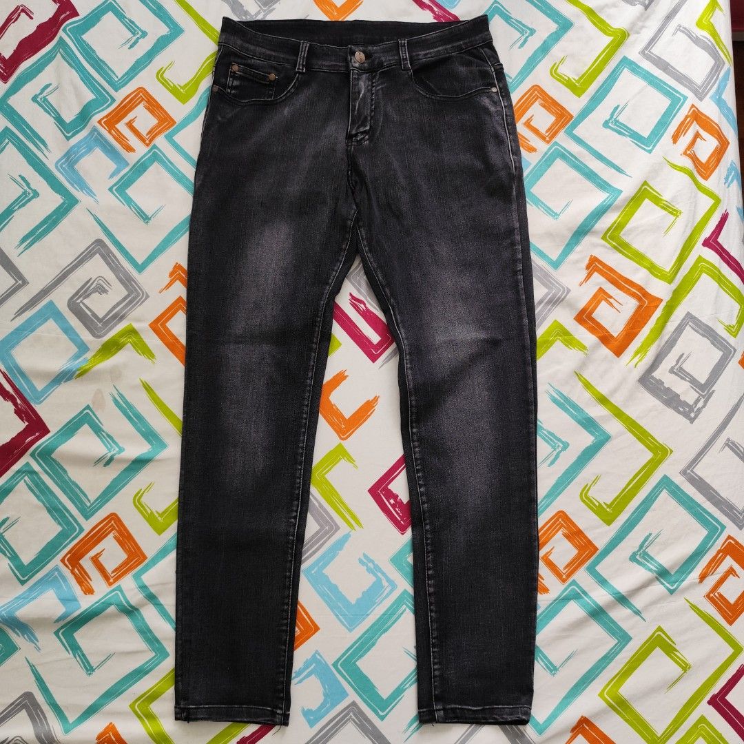 Wrangler Dark Wash Jeans (Category: Jeans) located in Cavite. Submitted by kai.x_x (Listing ID 1455902219, Image 1). Description: DIMENSIONS length - 39 waist - 32 hem - 6.