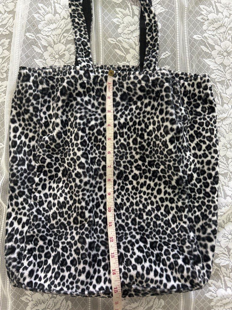 Y2k fluffy leopard print tote bag (Category: Tote Bags) located in Malolos. Submitted by risen___ (Listing ID 1455872434, Image 2). Description: .