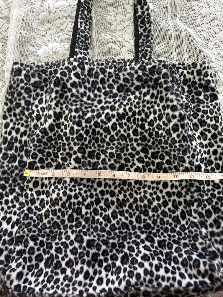 Y2k fluffy leopard print tote bag (Category: Tote Bags) located in Malolos. Submitted by risen___ (Listing ID 1455872434, Image 3). Description: .