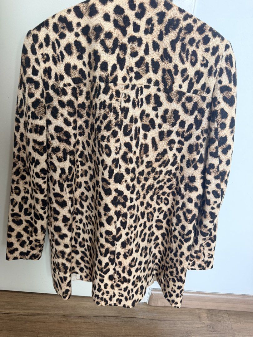 Zara Basic Collection Leopard Print Jacket (Category: Coats, Jackets and Outerwear) located in Kuala Lumpur. Submitted by makeupcloset2025 (Listing ID 1455918108, Image 3). Description: - Zara leopard print jacket - Basic Collection - Collarless design - Two front pockets - Made in Spain - Ideal for layering over tops or dresses - Adds a bold statement to any outfit.