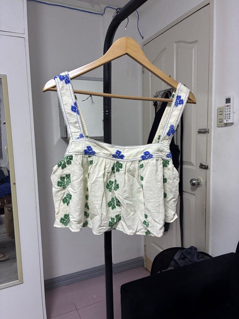 Zara embroidered crop top BNWOT (Category: Sleeveless) located in Manila. Submitted by jdjdnxei (Listing ID 1455978689, Image 3). Description: SMALL fits small-semi large bnwot.