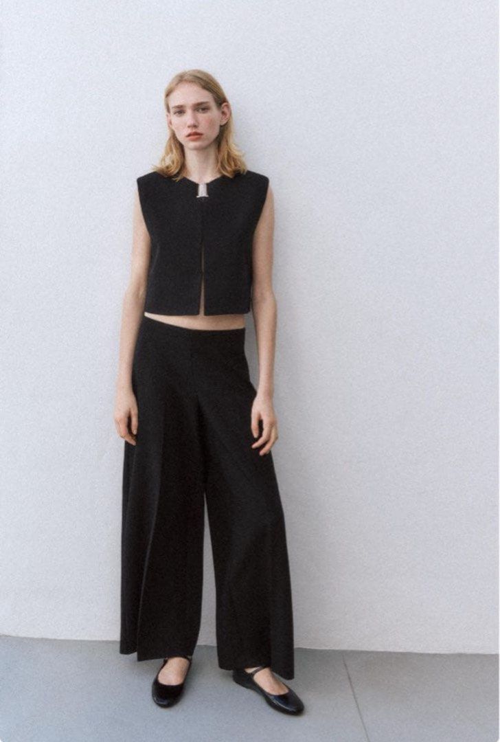 Zara Padded Clasp Vest Top (Category: Blouses) located in Manila. Submitted by shop.declutter (Listing ID 1455896170, Image 2). Description: New with tag Xs on tag.