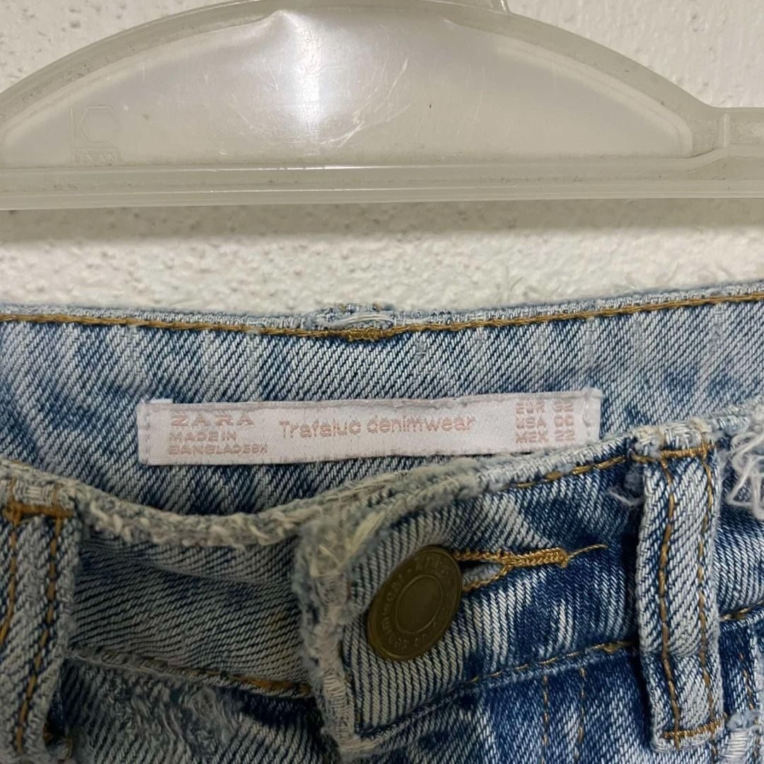 Zara Trafaluc Distressed Denim Shorts (Category: Shorts) located in Mabalacat. Submitted by keb-a (Listing ID 1456053630, Image 3). Description: 🍒 — xsmall — w: 24~26" — h: 32~34" — l: 15" 🍒 — authentic — distressed denim with raw hem — classic blue wash — worn-in look — high-quality denim 🍒 — mop: gcash — mod: j&t.