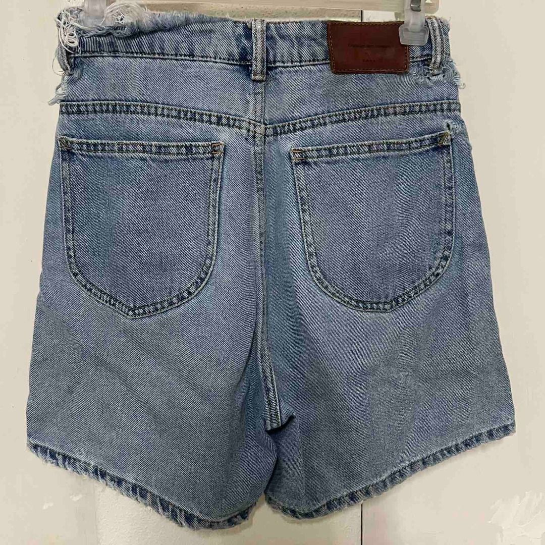 Zara Trafaluc Distressed Denim Shorts (Category: Shorts) located in Mabalacat. Submitted by keb-a (Listing ID 1456053630, Image 2). Description: 🍒 — xsmall — w: 24~26" — h: 32~34" — l: 15" 🍒 — authentic — distressed denim with raw hem — classic blue wash — worn-in look — high-quality denim 🍒 — mop: gcash — mod: j&t.