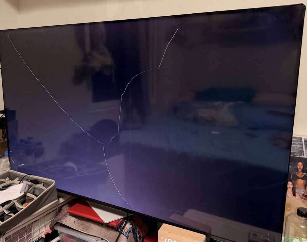 3 mos old Samsung 55" TV - Cracked Screen (Category: TV) located in Las Pinas. Submitted by pure.sunyy (Listing ID 1456194582, Image 3). Description: - Samsung 65-inch TV - For parts or repair (sold as is) -Cracked screen - Small dent on the top right corner - with original box and remote - Please review all images carefully before purchase 📍Taguig.
