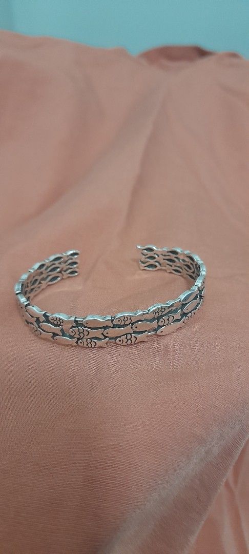 925 bangle (Category: Bracelets) located in Singapore. Submitted by lalaine83 (Listing ID 1456188939, Image 1). Description: 925 Silver Bangle - Intricate and unique fish scale pattern - High-quality craftsmanship - Perfect accessory for any occasion.