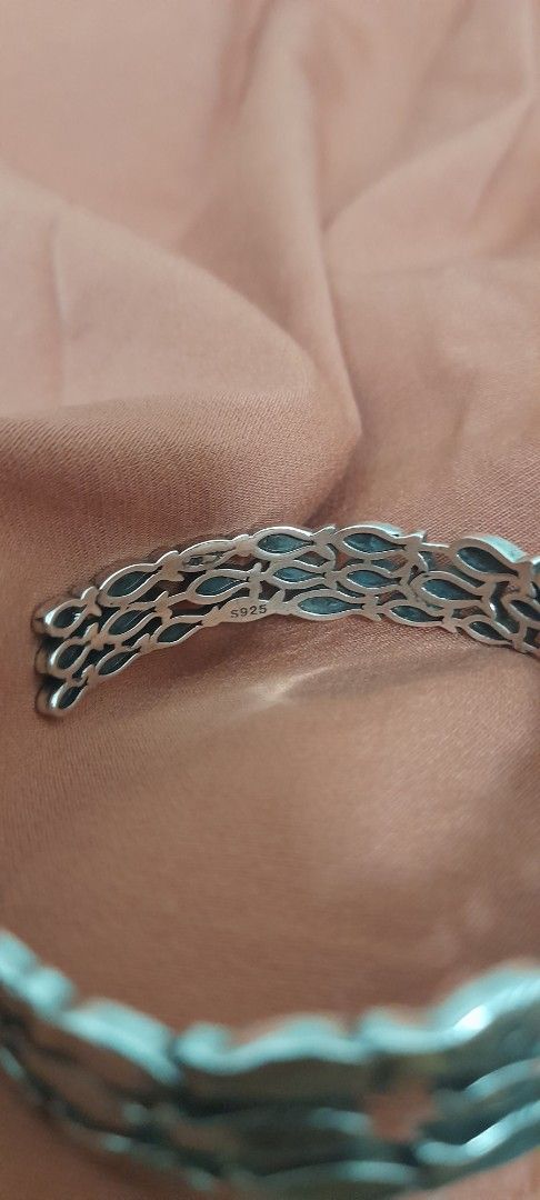 925 bangle (Category: Bracelets) located in Singapore. Submitted by lalaine83 (Listing ID 1456188939, Image 2). Description: 925 Silver Bangle - Intricate and unique fish scale pattern - High-quality craftsmanship - Perfect accessory for any occasion.