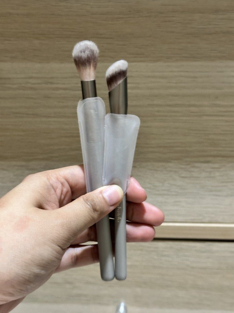 Absidy (Category: Makeup) located in Taguig. Submitted by mandms09 (Listing ID 1456074931, Image 3). Description: - Set of 2 essential makeup brushes - Includes a fluffy blending brush and an angled brush - Comes with clear protective sleeves for hygiene and travel - Ideal for precise eyeshadow application and seamless blending - Brushes are clean and ready for immediate use - Compact and travel-friendly.