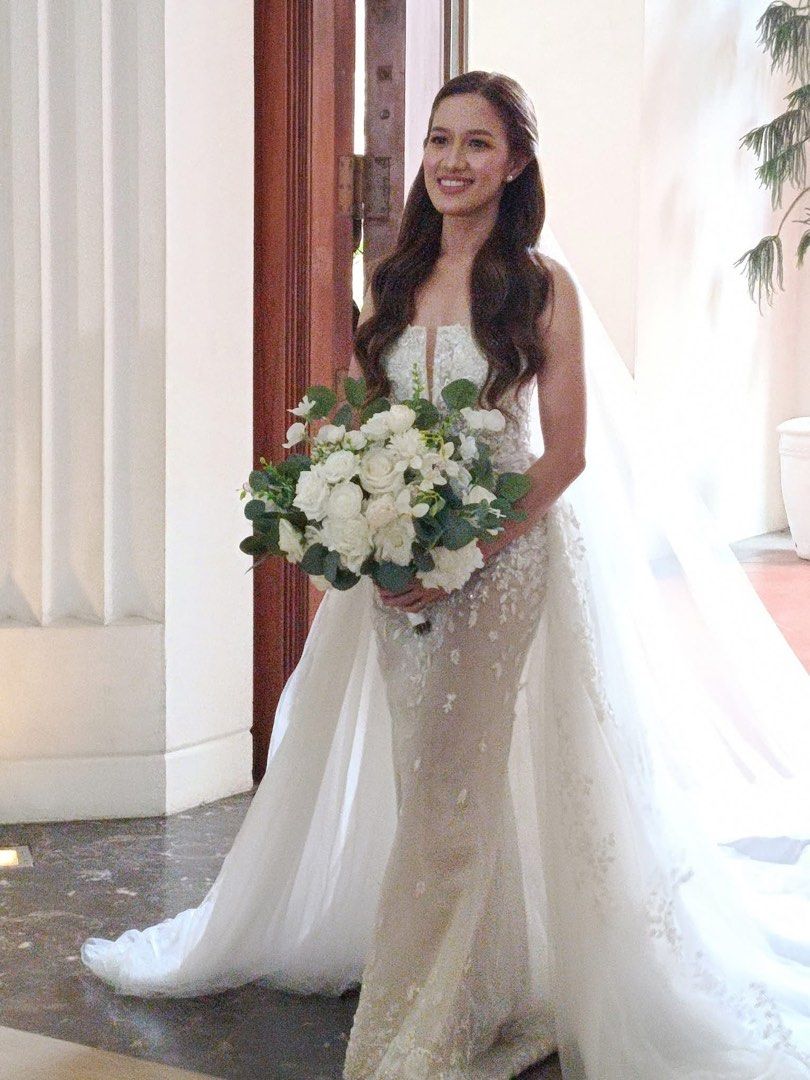 Artificial Wedding Bouquet (Category: Flowers & Bouquets) located in San Juan City. Submitted by unclutterermnl (Listing ID 1456123898, Image 1). Description: Used Once.