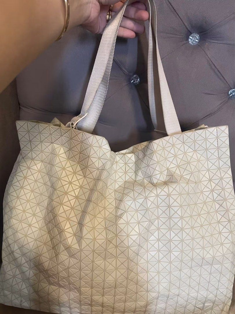 Authentic Baobao Tote bag Xl (Category: Luxury Bags & Wallets) located in Roxas City. Submitted by lynngreyartillero (Listing ID 1456221938, Image 1). Description: Authentic 100% Baobao tote bag Xl size 🤍🤍 Offwhite ang kulay nito no flaws sign of used minimal dumi loob, and sa strap not visible super pretty nya pa 🤍🤍 Andami kong malalagay dito madam! 🤍🤍🤍 Msg nlng po for quiries.. free sf na po🤍🤍.