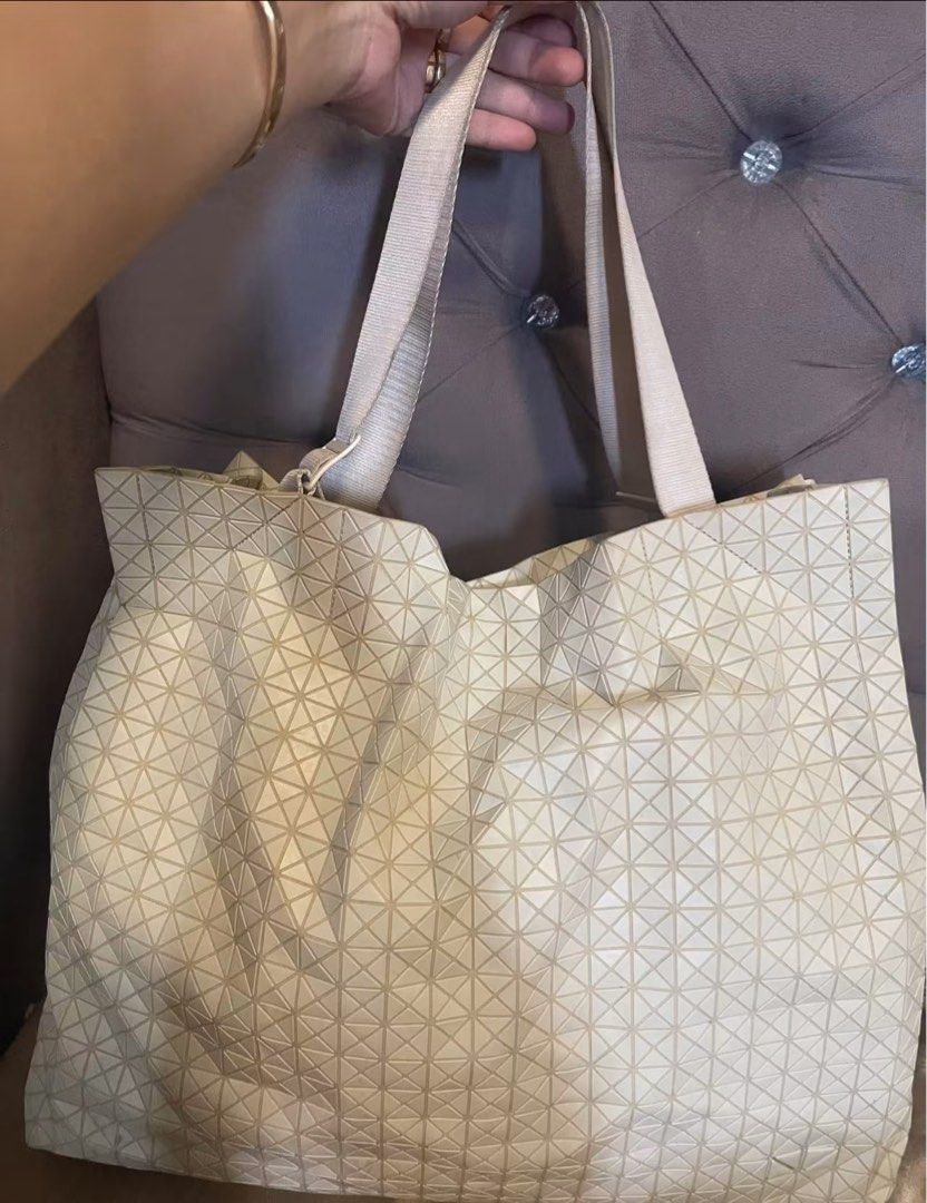Authentic Baobao Tote bag Xl (Category: Luxury Bags & Wallets) located in Roxas City. Submitted by lynngreyartillero (Listing ID 1456221938, Image 2). Description: Authentic 100% Baobao tote bag Xl size 🤍🤍 Offwhite ang kulay nito no flaws sign of used minimal dumi loob, and sa strap not visible super pretty nya pa 🤍🤍 Andami kong malalagay dito madam! 🤍🤍🤍 Msg nlng po for quiries.. free sf na po🤍🤍.