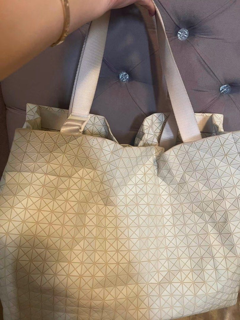 Authentic Baobao Tote bag Xl (Category: Luxury Bags & Wallets) located in Roxas City. Submitted by lynngreyartillero (Listing ID 1456221938, Image 3). Description: Authentic 100% Baobao tote bag Xl size 🤍🤍 Offwhite ang kulay nito no flaws sign of used minimal dumi loob, and sa strap not visible super pretty nya pa 🤍🤍 Andami kong malalagay dito madam! 🤍🤍🤍 Msg nlng po for quiries.. free sf na po🤍🤍.