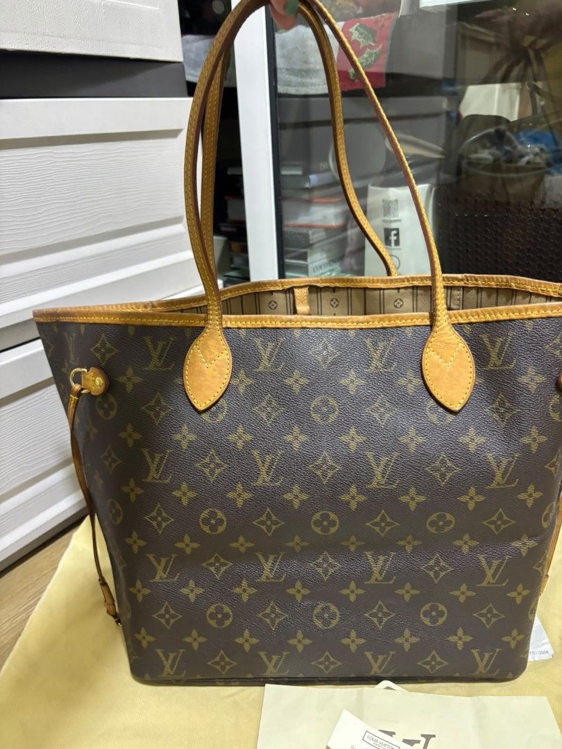 Authentic louis vuitton Neverfull MM (Category: Luxury Bags & Wallets) located in Pasig City. Submitted by castlescollections (Listing ID 1456104792, Image 1). Description: Guaranteed Authentic Louis Vuitton Neverfull Mm in good condition.