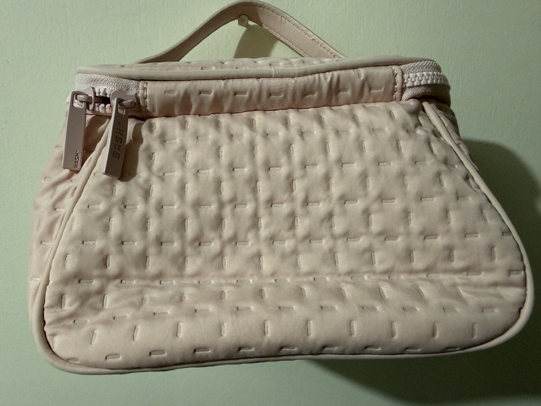 BASH Billow Trunk (Category: Purses & Pouches) located in Imus. Submitted by thisisgelina (Listing ID 1456076937, Image 3). Description: BASH BILLOW ORGANIZER IN BLUSH BILLOW TRUNK 20.5cm (L) × 14cm (W) × 15.5cm(H) － Solid tone color embossed design with and matte finish logo - Top- handle organizer with zip main compartment closure - Matte finish hardware - Semi-structured construction - Has interior panels with garter support - With two interio