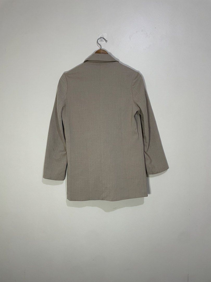 Beige blazer (Category: Coats, Jackets and Outerwear) located in Santa Rosa. Submitted by thevintagesource.ph (Listing ID 1456122994, Image 2). Description: Fits a small to medium.