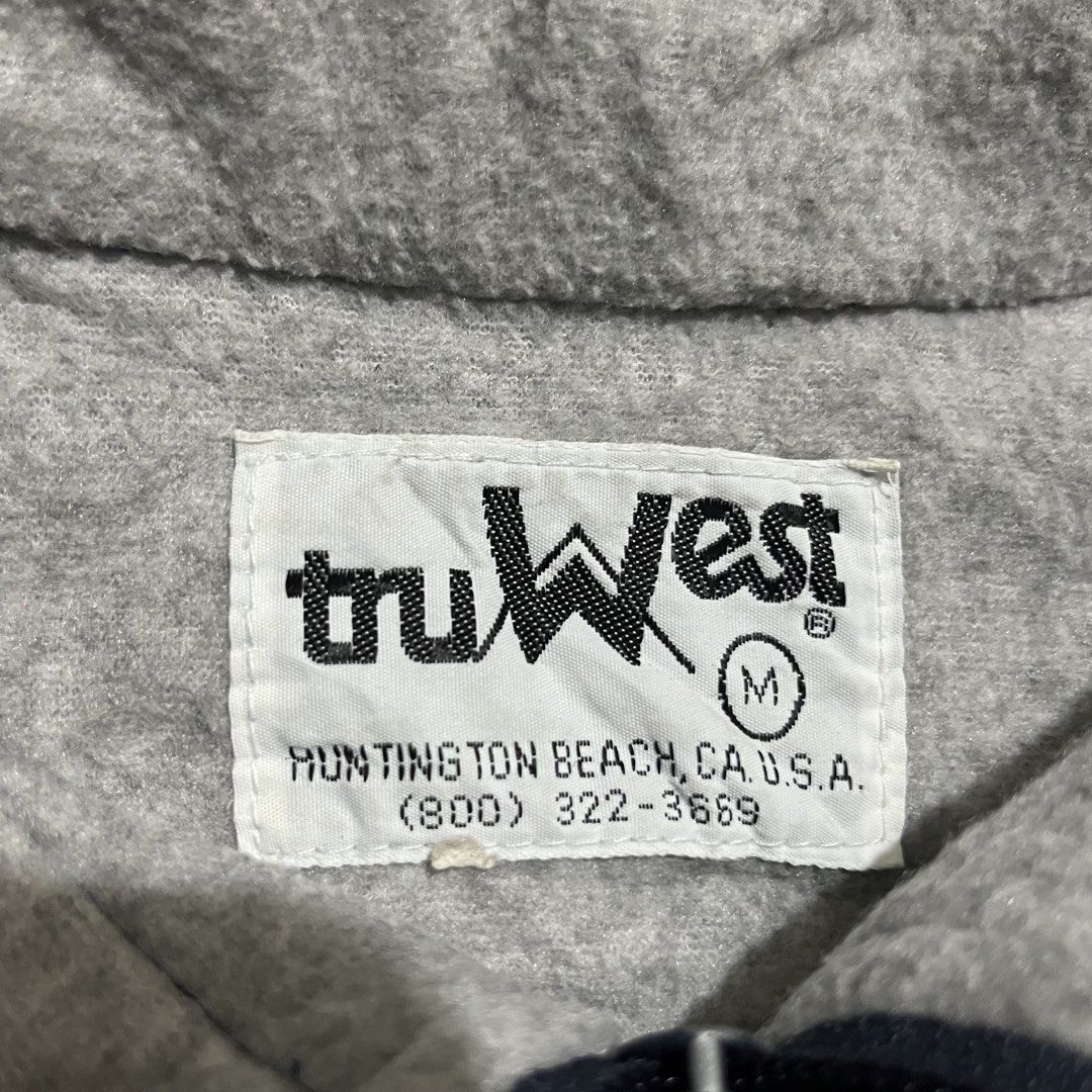 Bomber Jacket (Category: Coats, Jackets and Outerwear) located in Caloocan City. Submitted by jpeg.vaults (Listing ID 1456224398, Image 2). Description: Cotton yung loob.