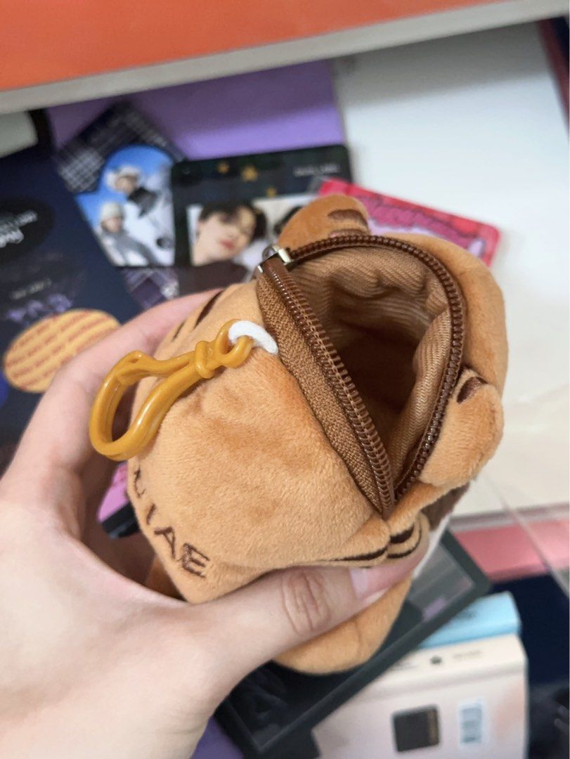 BTS V 防彈少年團 金泰亨 飯製棉質銀包 ✅送圖3全部贈品 （分類：動漫角色周邊）位於 Hong Kong。 由 fall.in.0613 提交（商品編號 1456136052，圖片 2）。簡介： ‼️圖中已show新舊程度 不再額外拍照 🚫完美主義者/驗屍官/驚比人呃 請繞道 ‼️不面交不面交不面交 免問 ✅一律寄順豐到付 ✅順豐到付/ 順豐智能櫃 / 順豐寄上門 ✅AlipayHK / FPS / Payme / HSBC / 恒生 所有貨品不設退換｜購買視為默認條款。