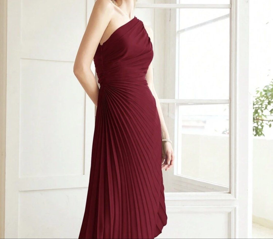 Burgundy Silk Formal Dress (Category: Dresses) located in Manila. Submitted by ca.finds (Listing ID 1443825290, Image 2). Description: Perfect for formal occasions/graduation/night party/wedding events - Classy Dress - Wedding Dress - Graduation Dress Orig Price: 1,300k.