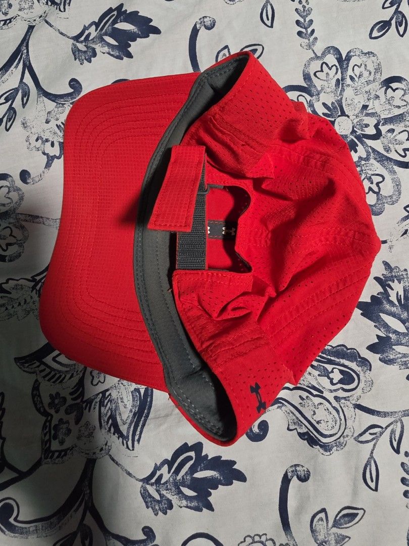 Cap (Category: Activewear) located in Singapore. Submitted by randomstuffs07 (Listing ID 1456176539, Image 4). Description: to be honest, not too sure where to check the sizing but for adults. unisex..